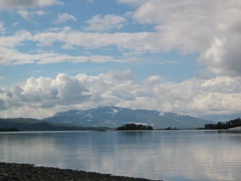 Een meer en berg in het Zweedse Lapland. Foto gebruikt met toestemming van Scandinavian Adventures